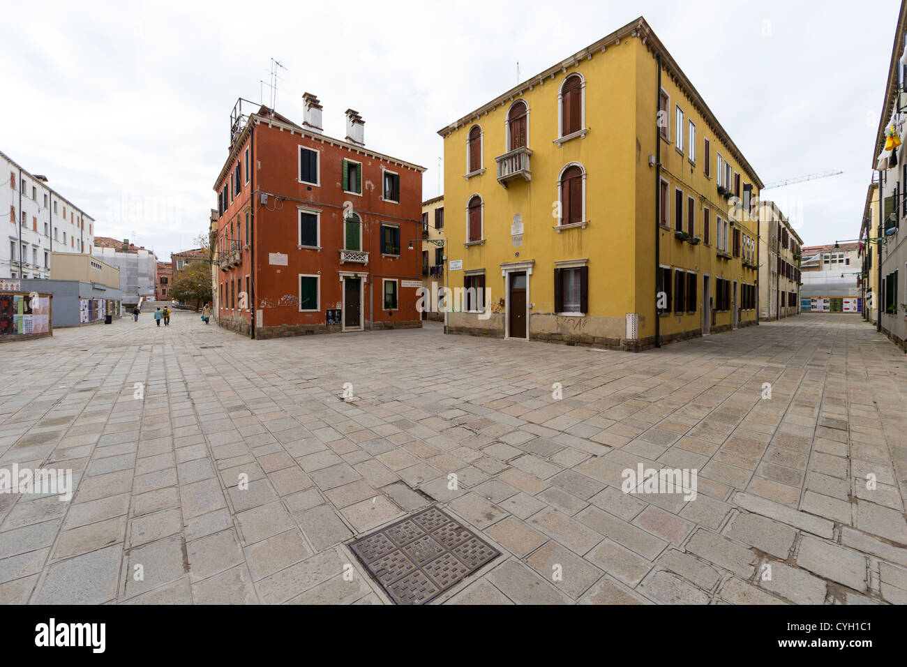 Maisons peintes en ocre rouge et jaune à l'extérieur de l'église catholique de Venise Gesuiti Banque D'Images