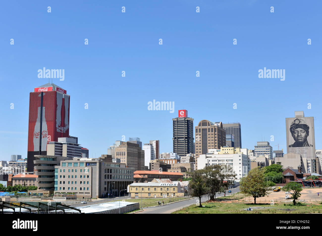 La ville de Johannesburg, vue de l'un passant l'autoroute. Banque D'Images