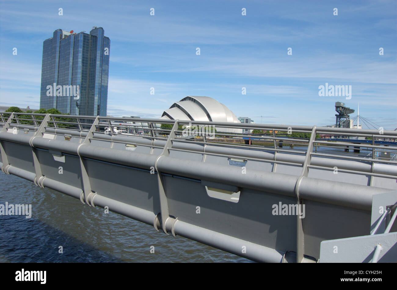 Millenium Bridge et édifices des quais à Glasgow, Ecosse Banque D'Images