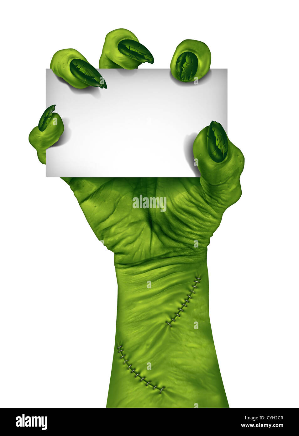 Zombie hand holding a blank sign card comme un symbole effrayant halloween creepy ou texturé avec la peau verte et ridée monster doigts stitches isolé sur un fond blanc. Banque D'Images