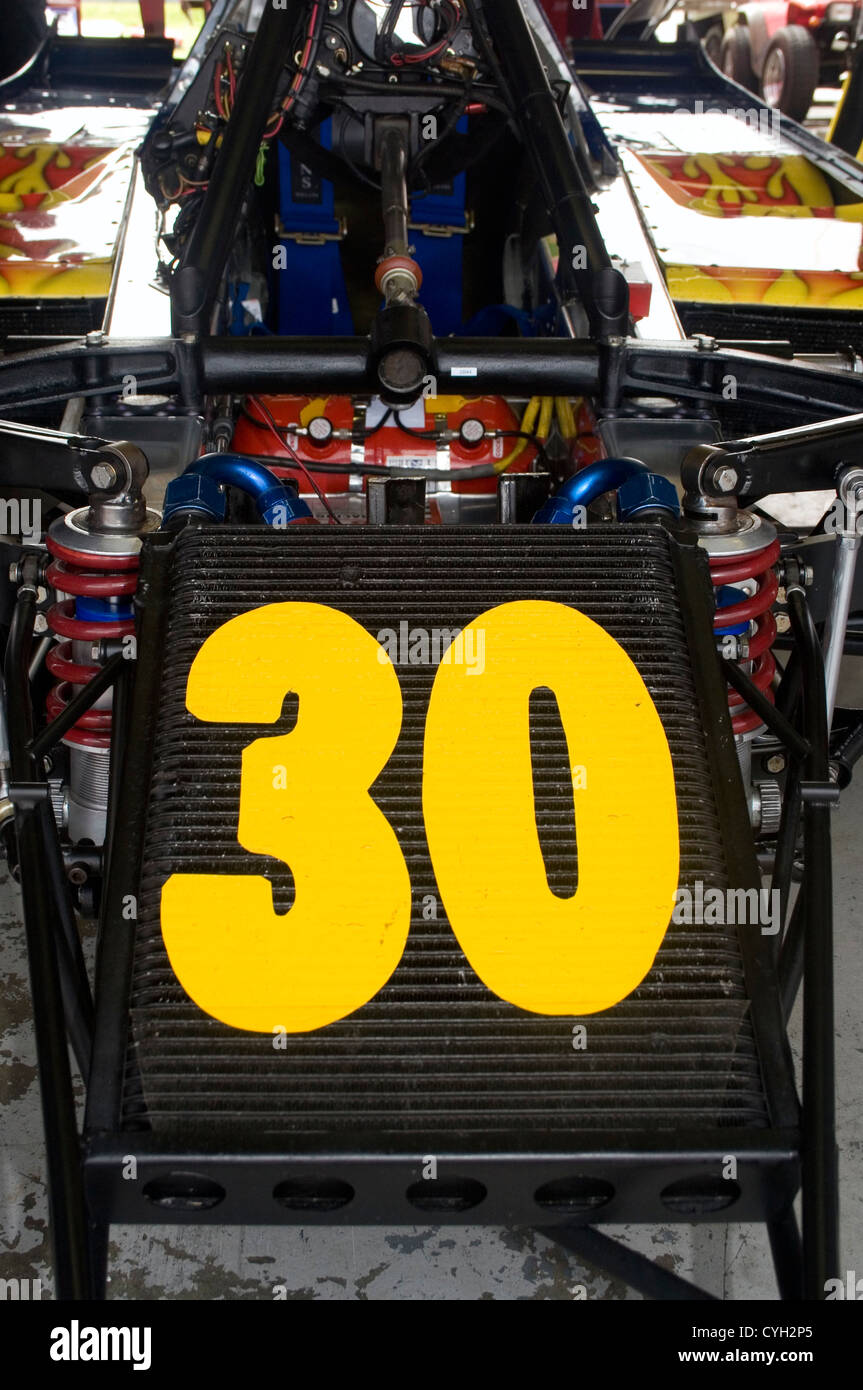 Le numéro 30 imprimé sur le radiateur de voiture de course classique Photo  Stock - Alamy