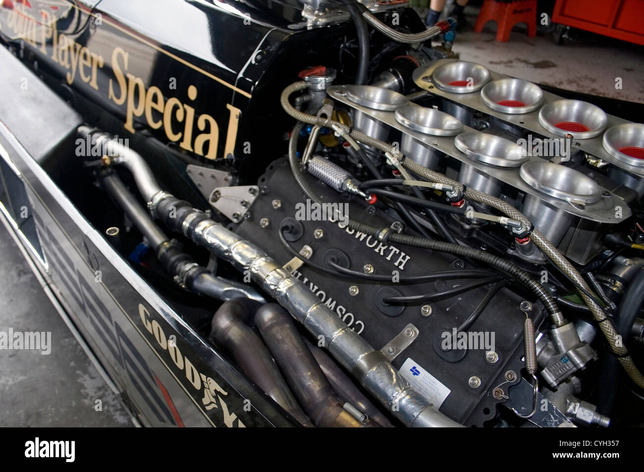 Le Ford Cosworth V8 moteur d'un John Player Special historique liens sponsorisés voiture de course. Banque D'Images