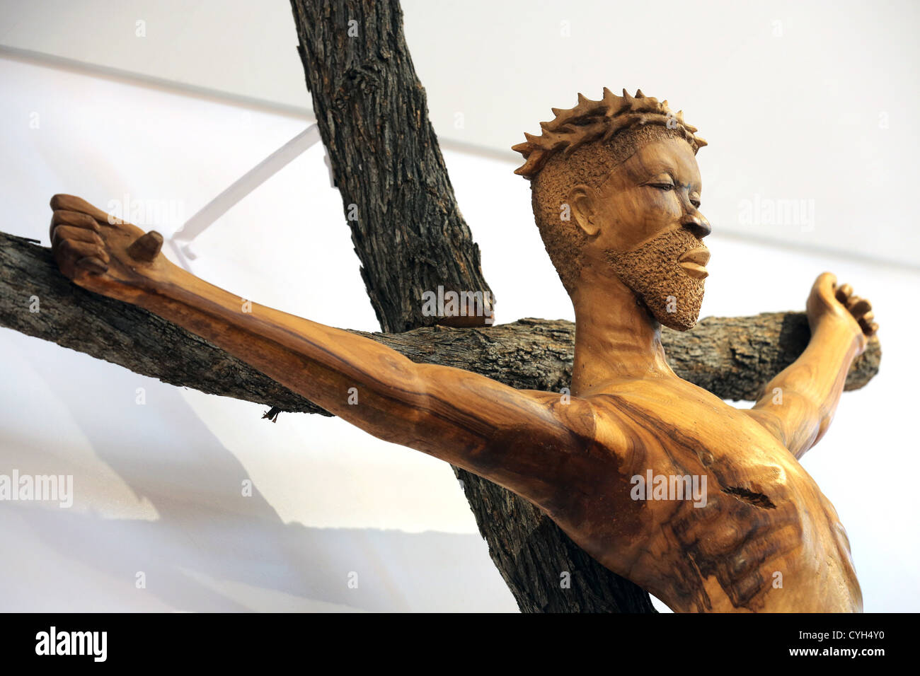 Une statuette africaine en bois de Jésus Christ sur la croix avec couronne d'épines sur sa tête, dans une chapelle catholique romaine en Namibie Banque D'Images