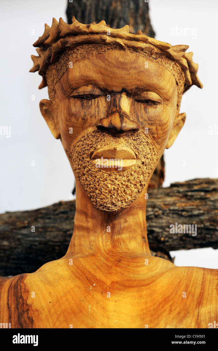 Une statuette africaine en bois de Jésus Christ sur la croix avec couronne d'épines sur sa tête, dans une chapelle catholique romaine en Namibie Banque D'Images