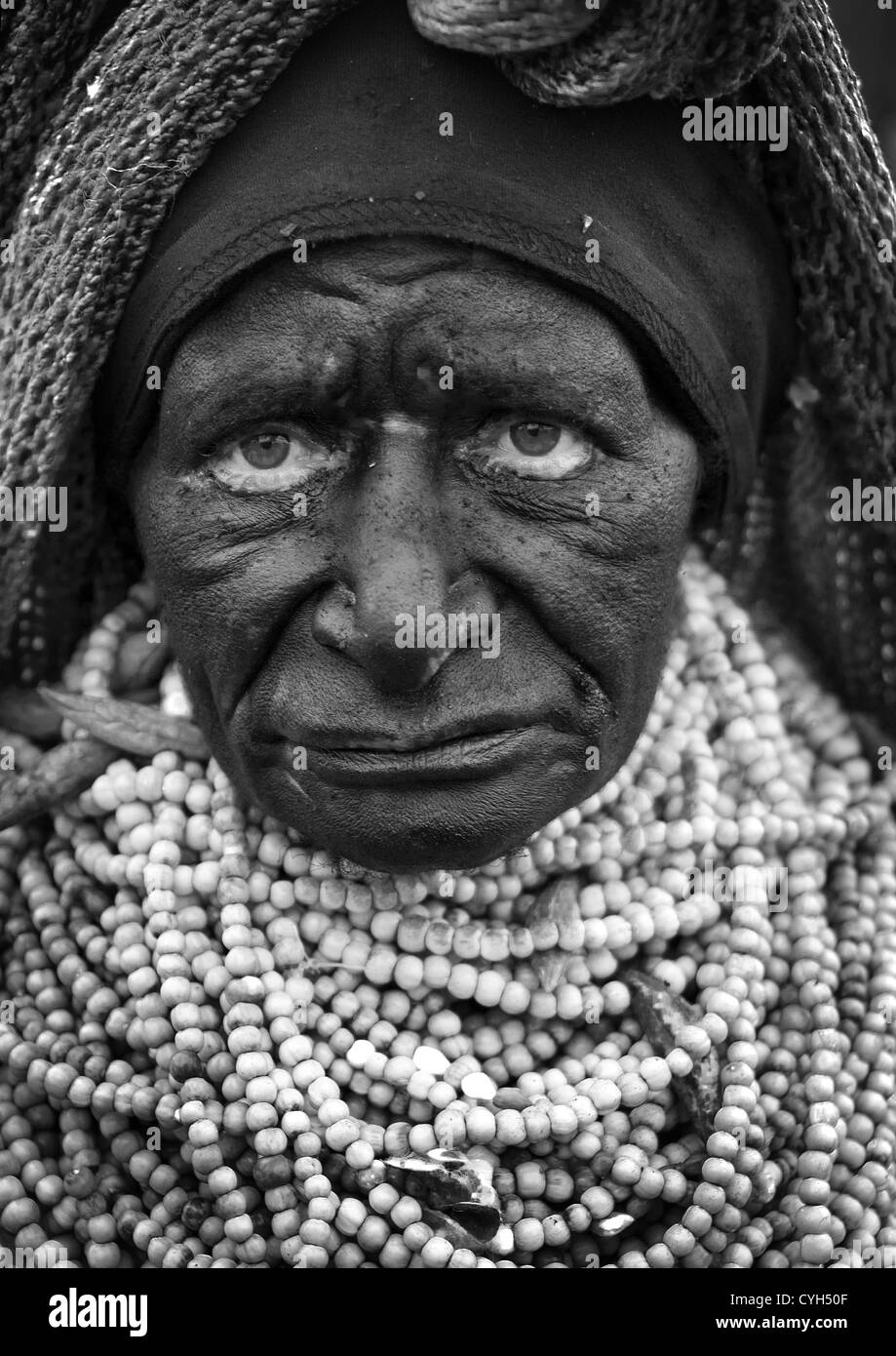 Deuil Femme avec des larmes d'emploi en Mount Hagen Colliers, Western Highlands, Papouasie Nouvelle Guinée Banque D'Images