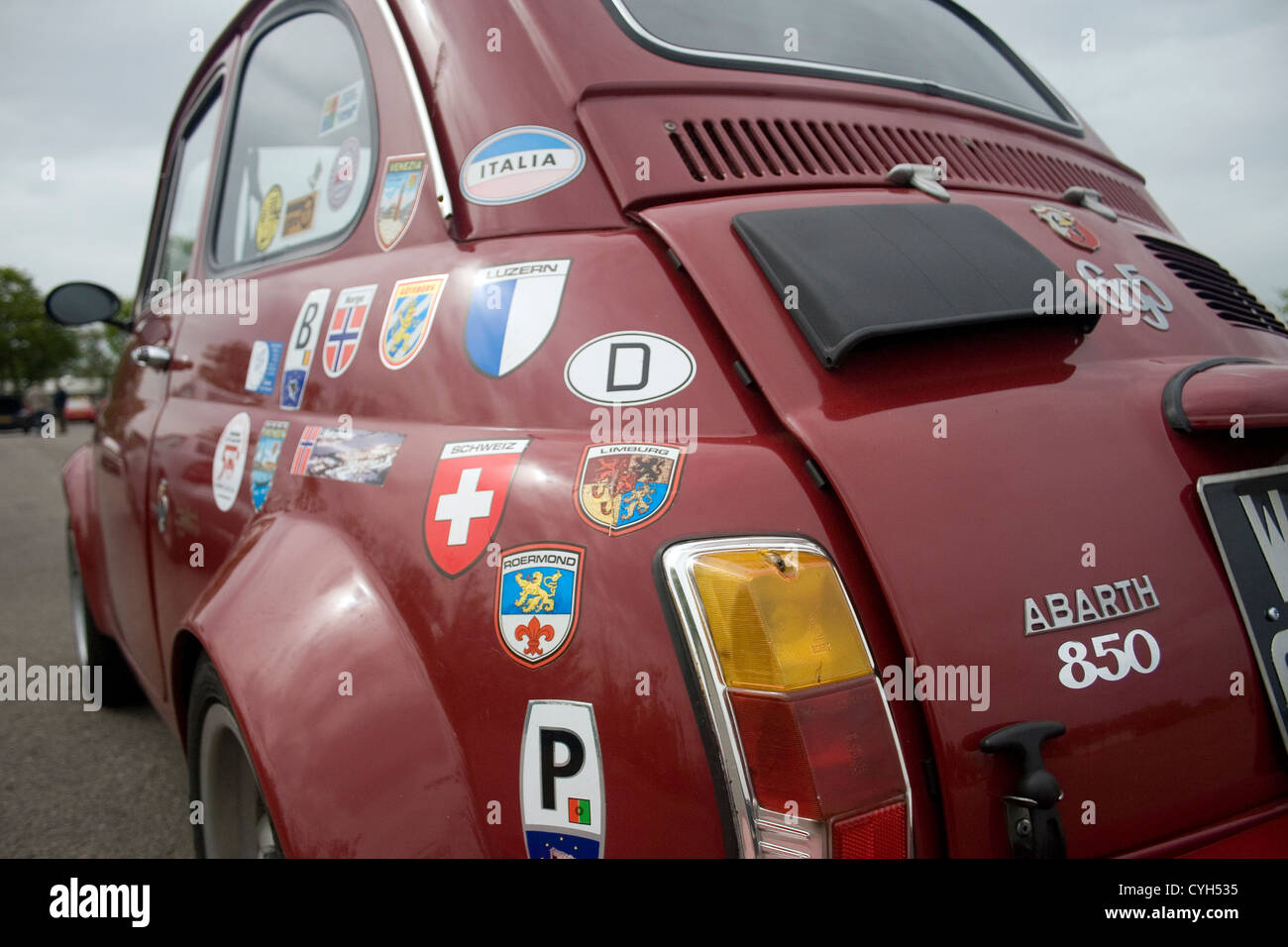 L'arrière d'une Fiat Abarth 850 couverts en autocollants. Banque D'Images