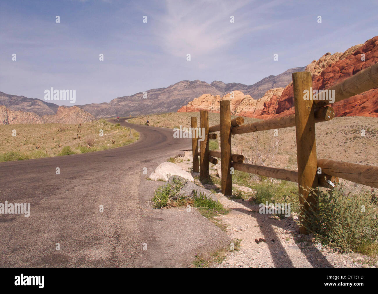 Deux cyclistes passent par le Red Rock Canyon State Park, à l'ouest de Las Vegas, Nevada, USA. Banque D'Images