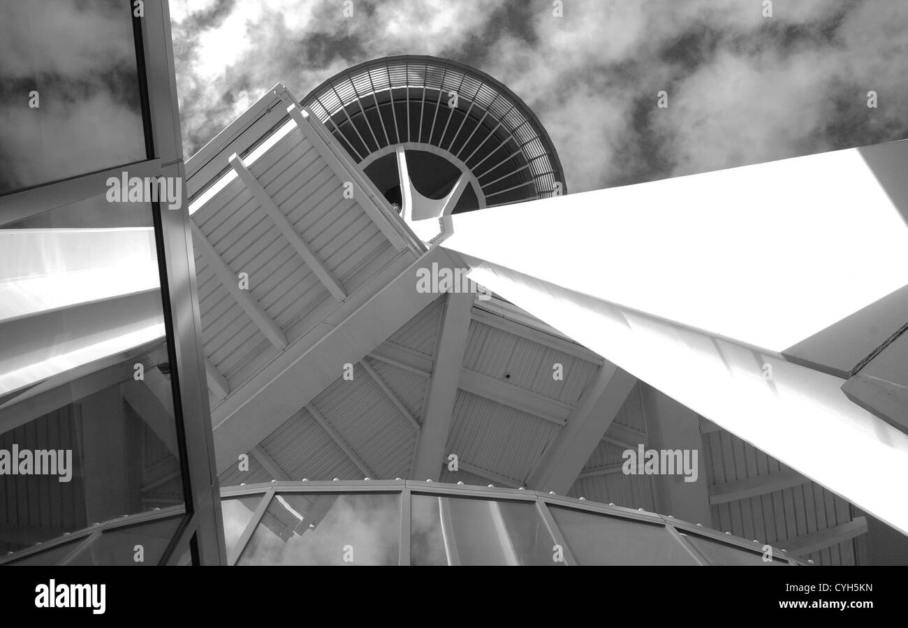 Une image de la Space Needle de Seattle à une perspective proche de la verticale pour produire un résumé de la création de la ville. Banque D'Images