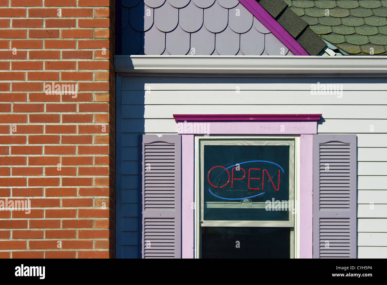 Une boutique de rue colorés avec un neon sign "ouvrir" dans la fenêtre dans Anecortes, sur l'île Fidalgo, État de Washington, USA. Banque D'Images