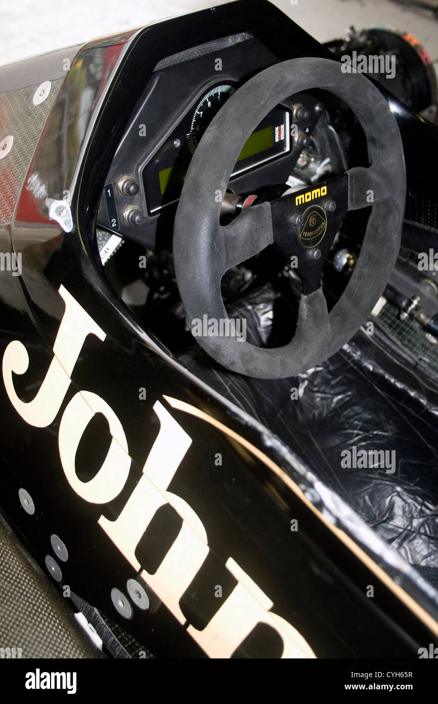Pilotage d'une voiture de course de Formule Un classique montrant le volant et des jauges. Banque D'Images