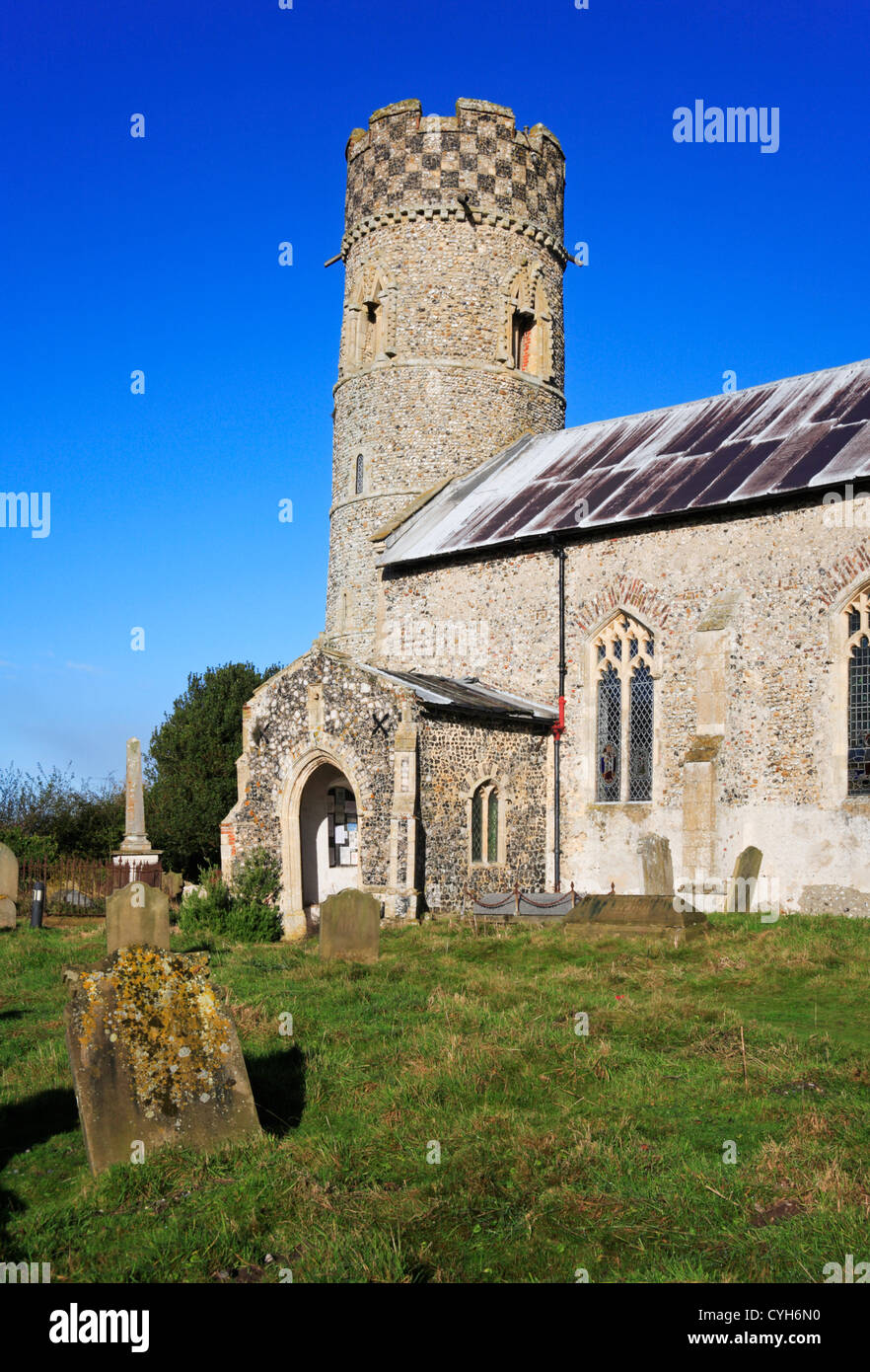 Une vue sur le porche sud et la tour à l'église paroissiale de St Mary à Haddiscoe, Norfolk, Angleterre, Royaume-Uni. Banque D'Images