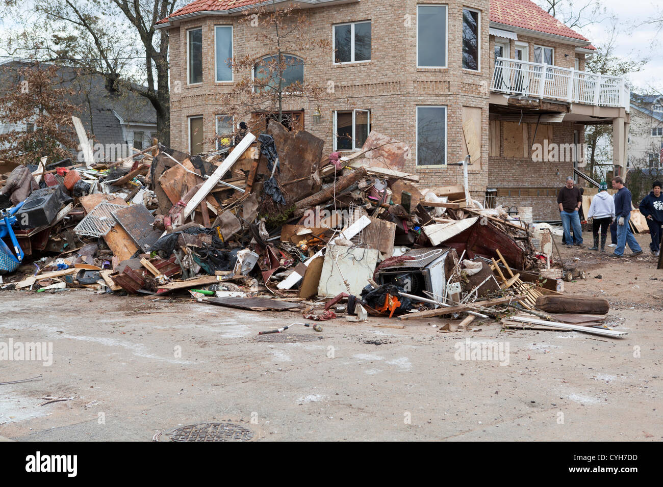 Le 4 novembre 2012. Les résidents de la section Tottenville de Staten Island pile des débris de leurs maisons endommagées dans la rue. Banque D'Images