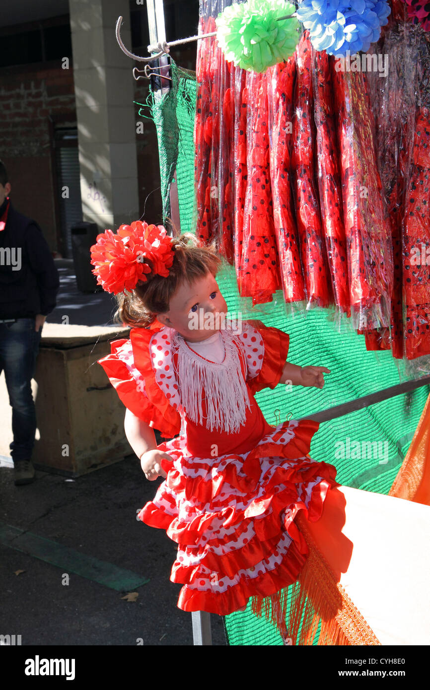 Poupée pour vente, habillé en robe Flamenco traditionnel, marché El Rastro Madrid, Espagne Banque D'Images