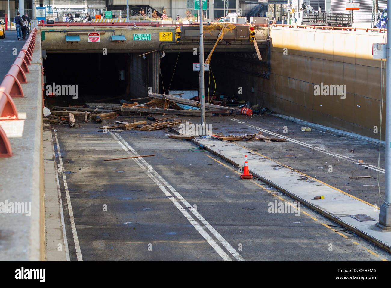 La ville de New York, le 4 novembre. 2012. Un tunnel dans le sud de Manhattan a été complètement rempli d'eau à la suite de l'Ouragan Sandy. Jours de gauche de pompage le tunnel sec mais encore jonchés de débris. Banque D'Images