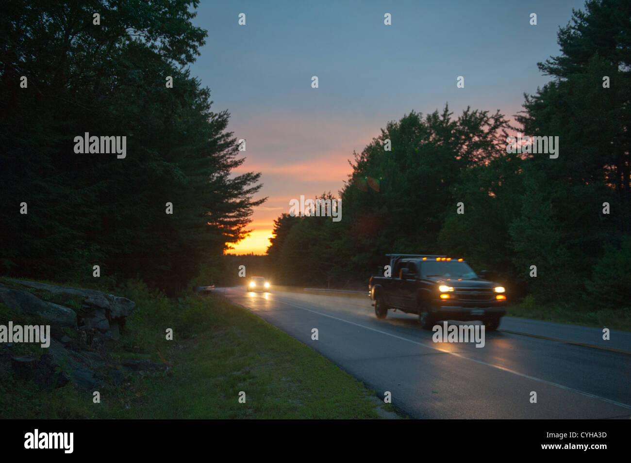 Coucher du soleil sur la route et les voitures roulant sur New England Road Trip Banque D'Images
