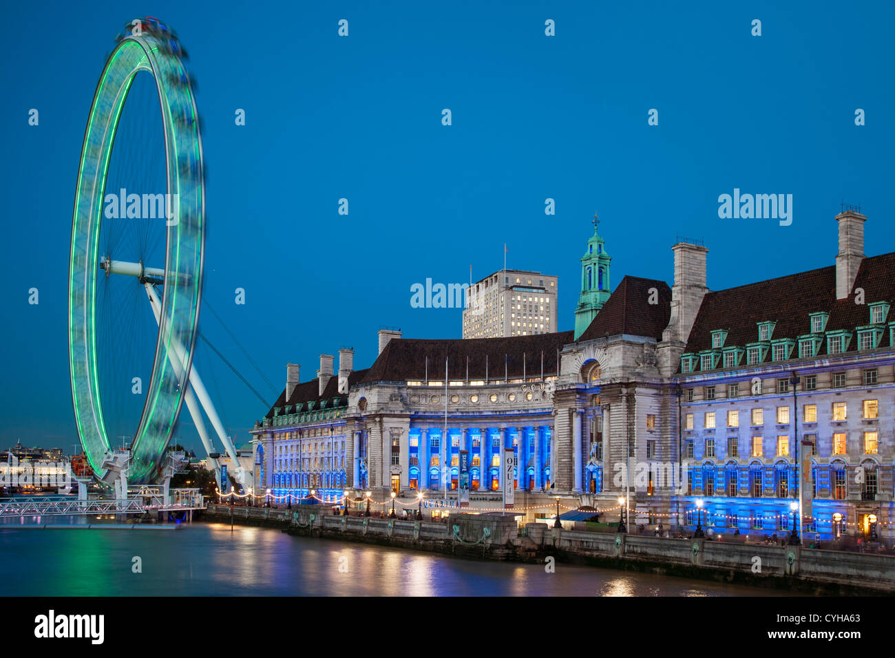 Crépuscule au London Eye le long de la rivière Thames, London England, UK Banque D'Images