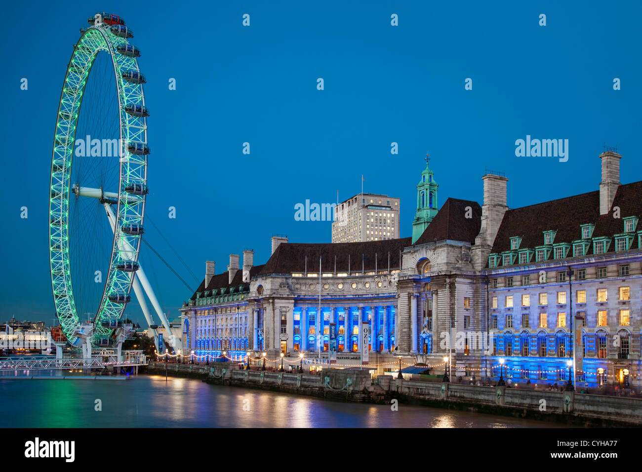 Crépuscule au London Eye le long de la rivière Thames, London England, UK Banque D'Images