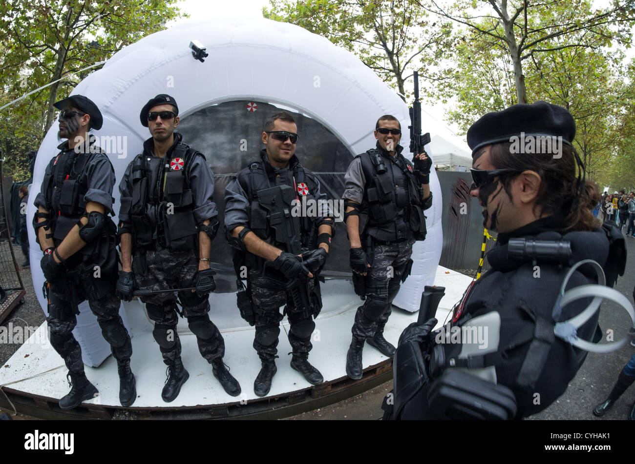 LUCCA, ITALIE-NOV04 : cosplay d'Umbrella Corporation de Resident Evil saga de jeux pose dans la rue de Lucca lors de l'édition 2012 de Lucca Comics Festival le quatrième,novembre 2011 à Lucca, Italie. Lucca Comics est l'un des plus grand événement pour les bandes dessinées et les dessins animés en Europe. Banque D'Images