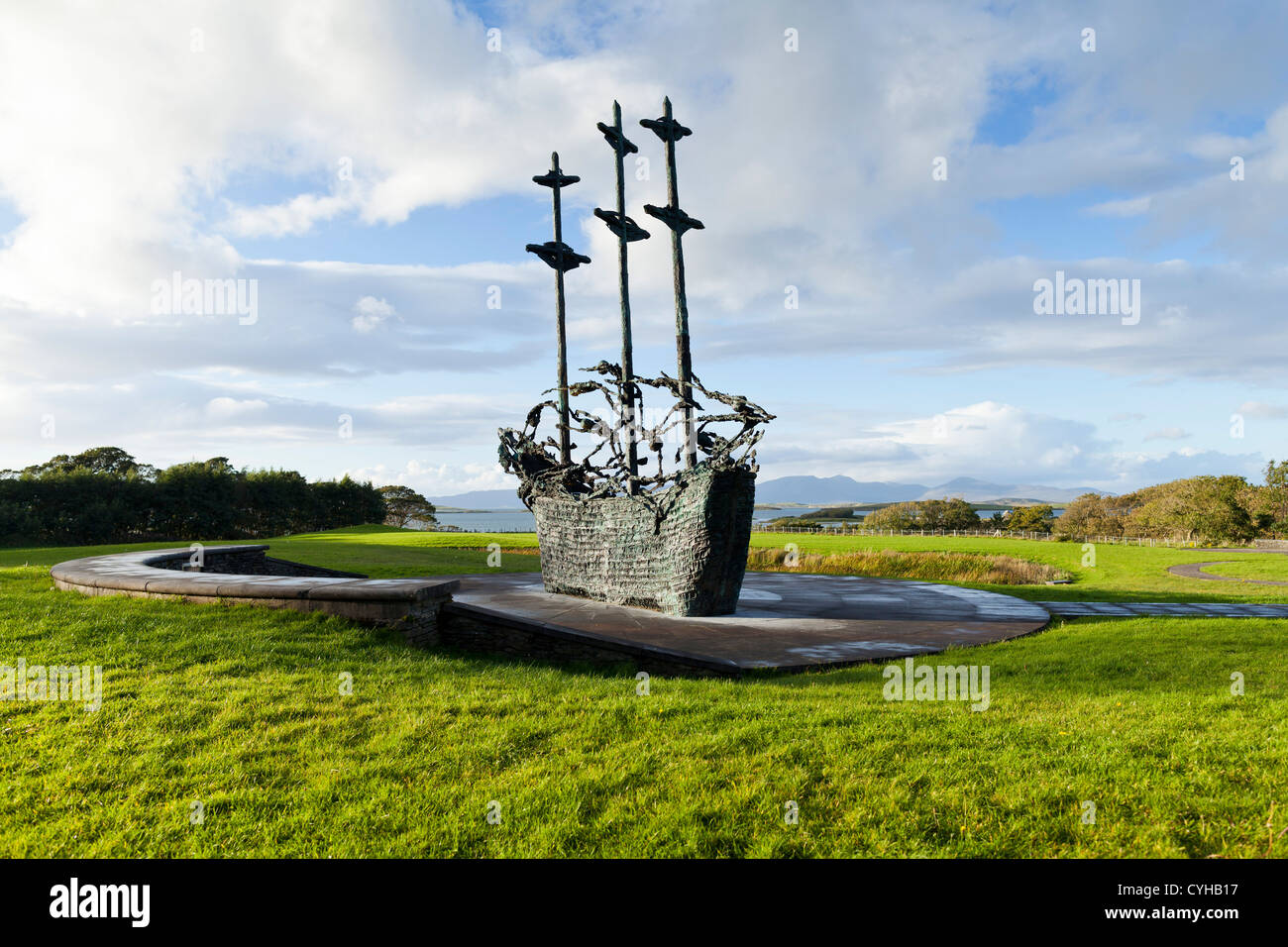 Le National Famine Memorial, par l'artiste John Behan, à Murrisk, sur les rives de la Baie de Clew, Comté de Mayo, Irlande Banque D'Images