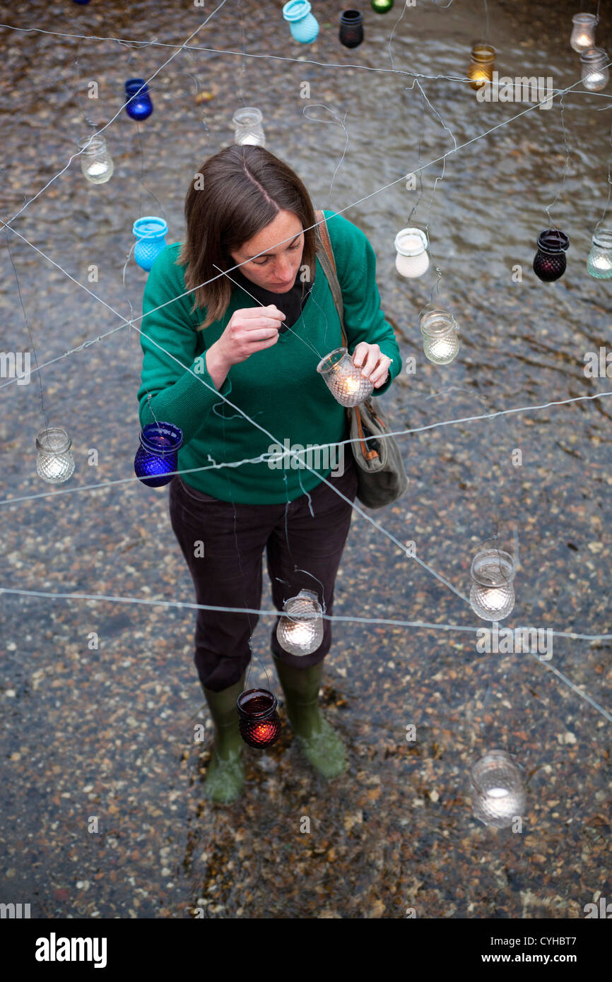 Fairy Lights allumées au-dessus de flux au Carnaval de Pewsey Banque D'Images