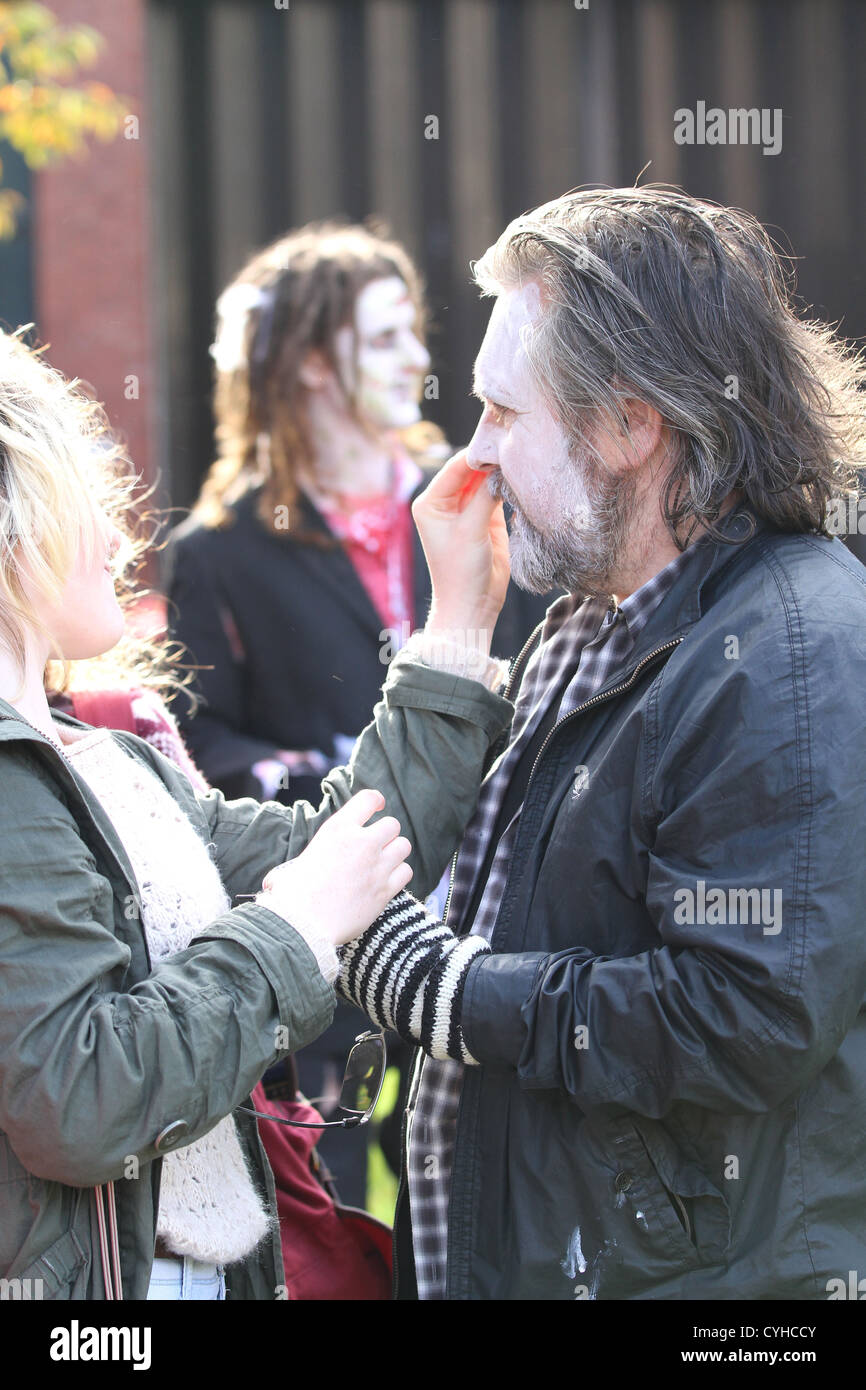 Zombie Walk de Bristol, le dernier samedi avant Halloween, 27 octobre 2012, fixant au King Square Banque D'Images