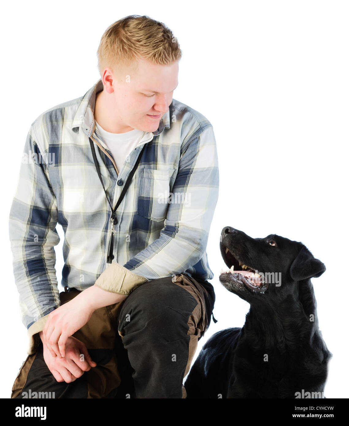 Le propriétaire d'un chien chien labrador et de regarder les uns les autres. Banque D'Images