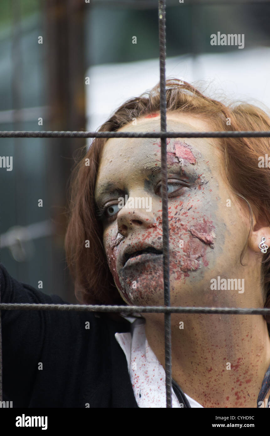 LUCCA, ITALIE-Nov.04 cosplay : Simulation d'un zombie de resident evil, joue des jeux dans une cage lors de l'édition 2012 de Lucca Comics Festival le quatrième,novembre 2011 à Lucca, Italie. Lucca Comics est l'un des plus grand événement pour les bandes dessinées et les dessins animés en Europe. Banque D'Images