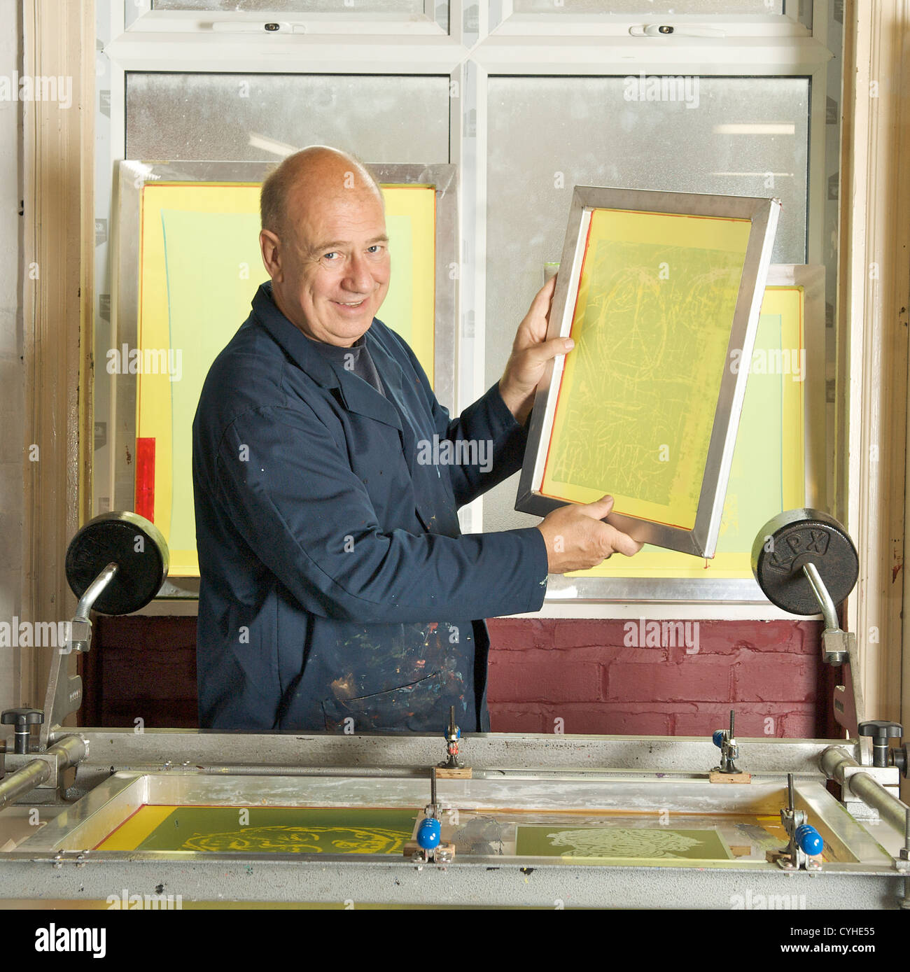 Sérigraphie print artist Robin Ross dans son atelier à l'usine de Roche à Blackpool Banque D'Images