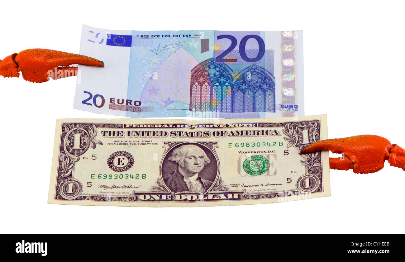 Mer crabe cancer claw hold clip euro européenne et usa dollar argent billets en papier isolé sur blanc. Banque D'Images