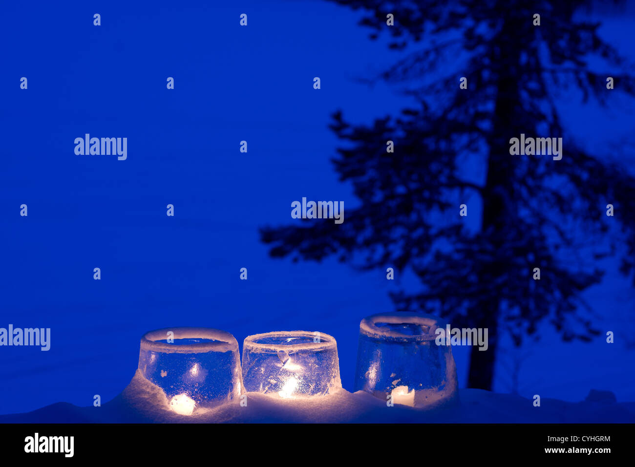 Trois lanternes de glace avec une bougie, bleu moment sur l'arrière-plan. Banque D'Images