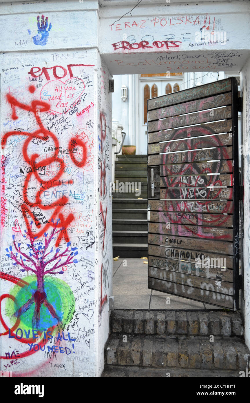 Messages sur le mur à l'extérieur les studios Abbey Road, Londres. Rendu célèbre par l'album Abbey Road des Beatles. Banque D'Images