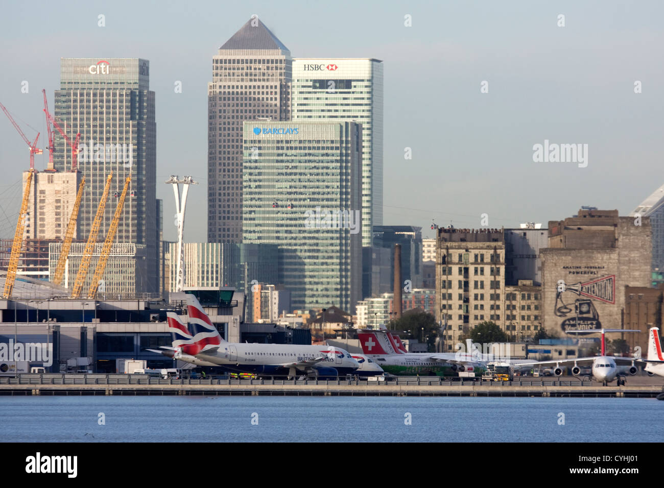 Avions régionaux à l'aéroport de London City. Canary Wharf et O2 dans l'arrière-plan, England, UK Banque D'Images