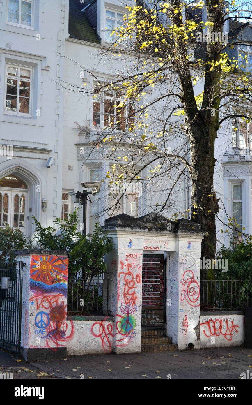 Messages sur le mur à l'extérieur les studios Abbey Road, Londres. Rendu célèbre par l'album Abbey Road des Beatles. Banque D'Images