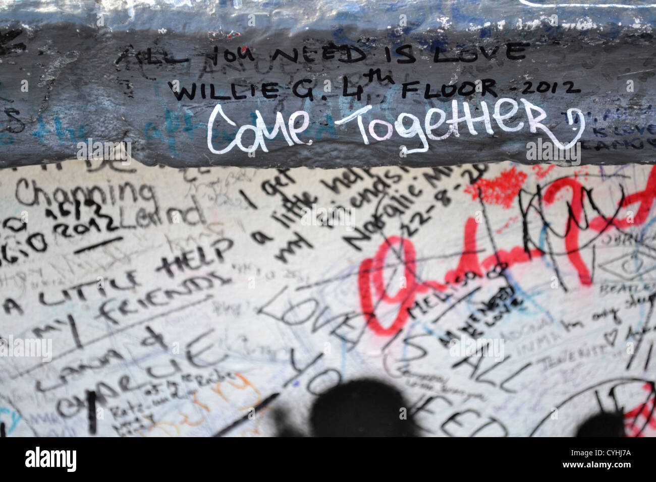 'Ensemble'. Messages sur le mur à l'extérieur les studios Abbey Road, Londres. Rendu célèbre par l'album Abbey Road des Beatles. Banque D'Images