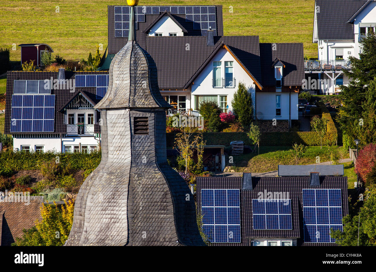 Des panneaux solaires sur un toit de maisons privées. L'énergie thermique solaire. Banque D'Images