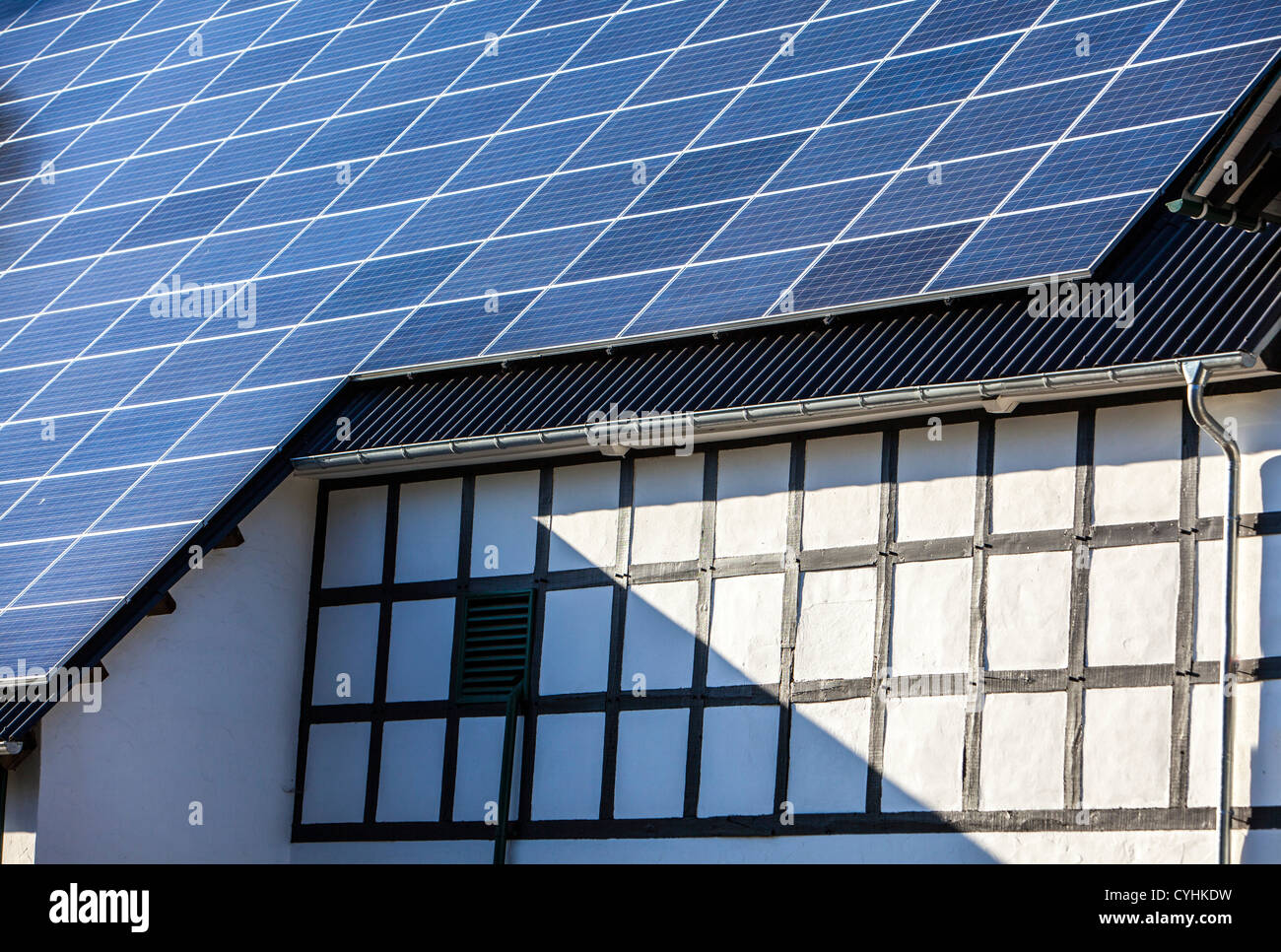 Des panneaux solaires sur un toit d'une maison de ferme. Banque D'Images