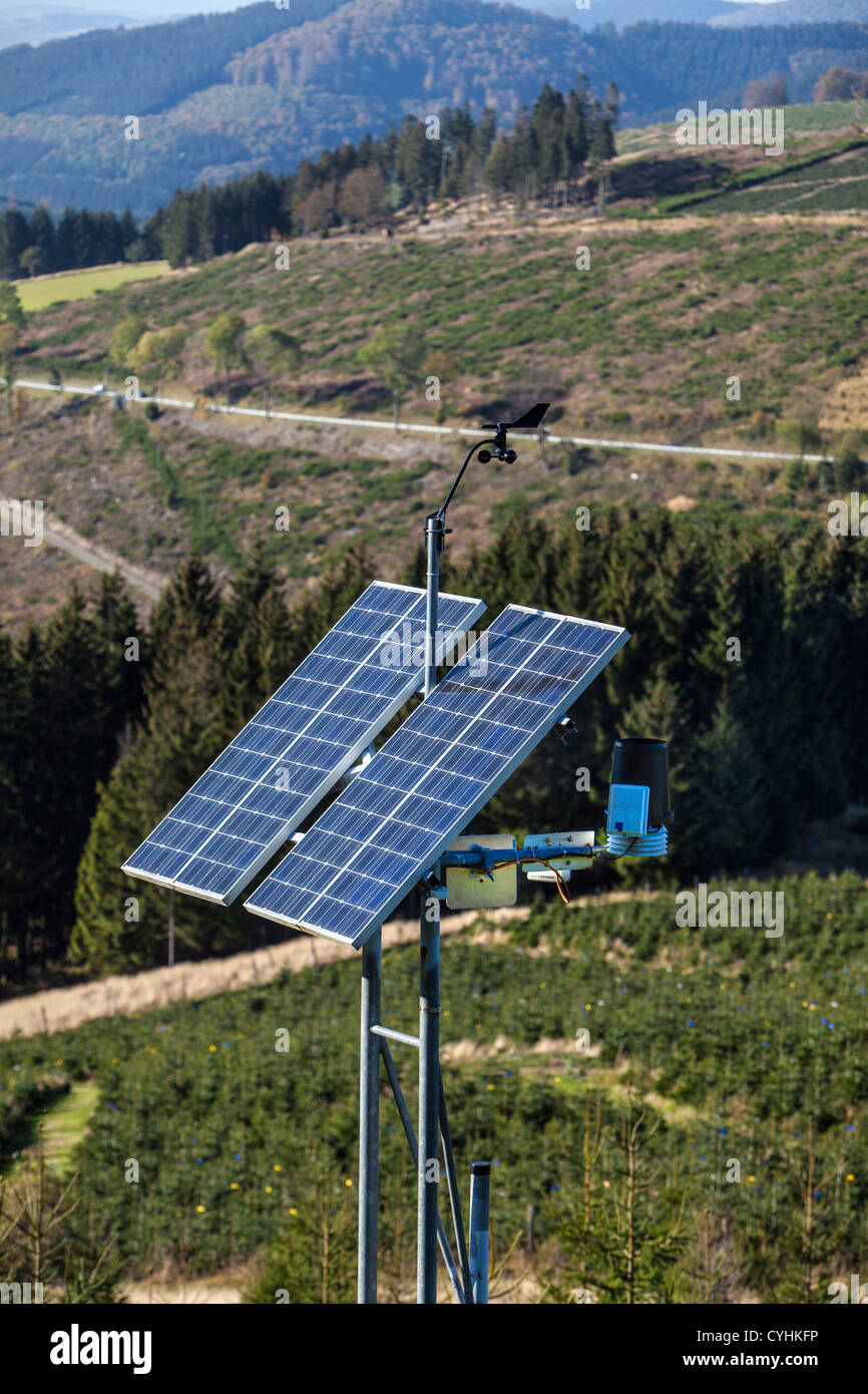 Station météo portable. Alimenté par l'énergie solaire. Toutes les mesures de type de temps qui les transmet à une station de base. Banque D'Images