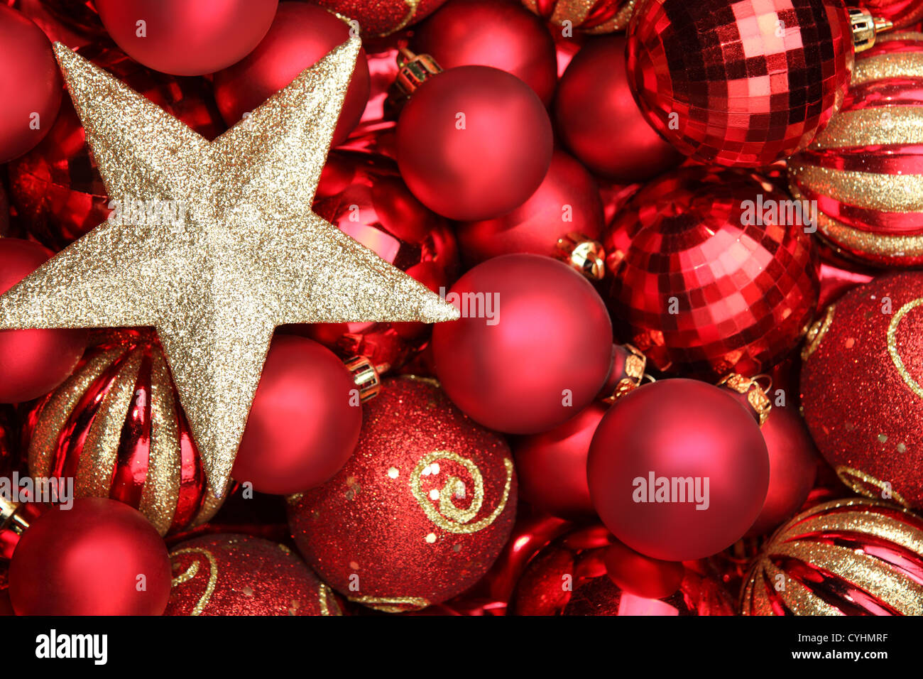 Glitter golden star sur des boules de Noël. Banque D'Images