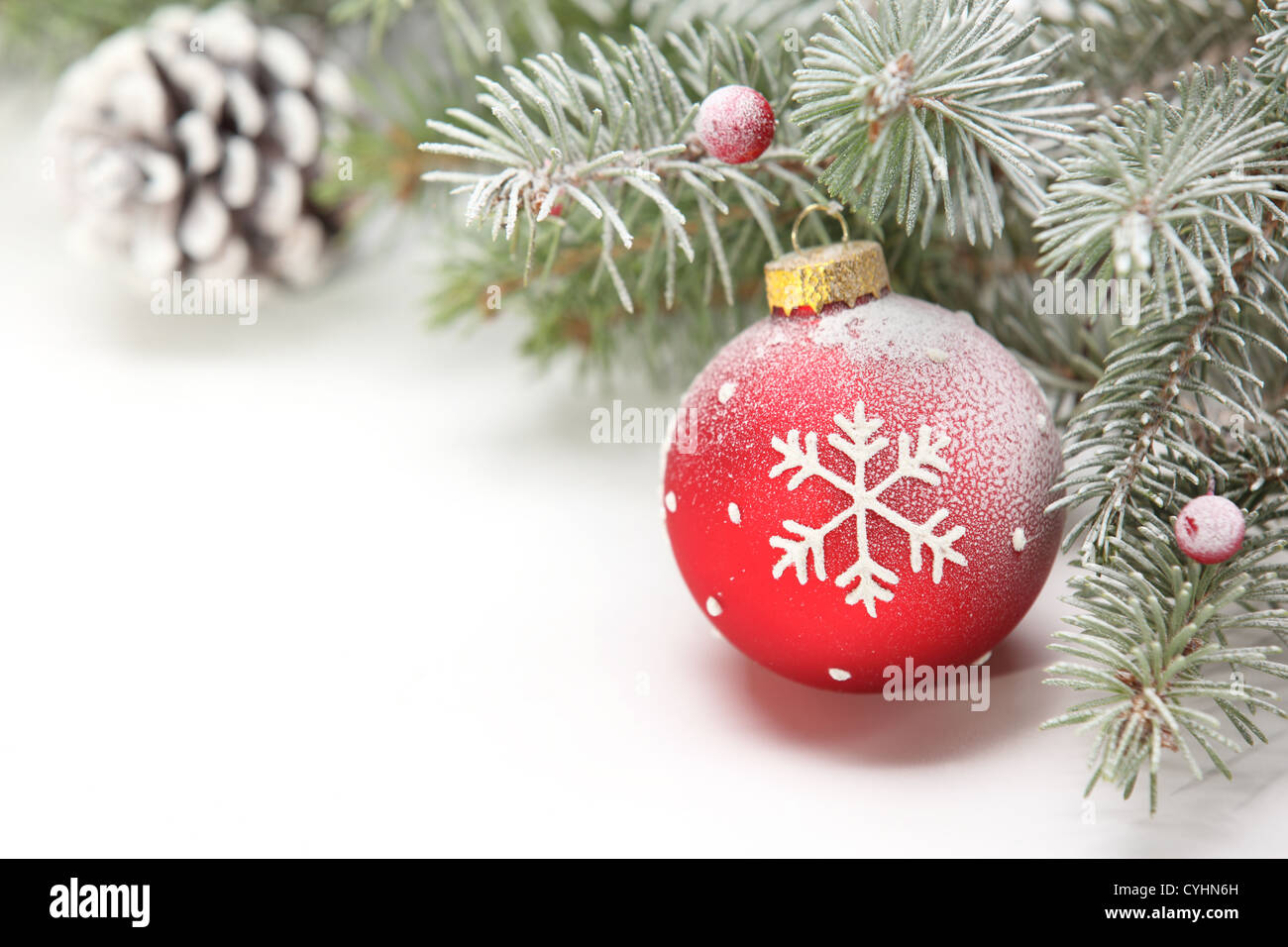 Libre de boule de Noël avec des pins,direction exemplaire de l'espace pour votre texte. Banque D'Images