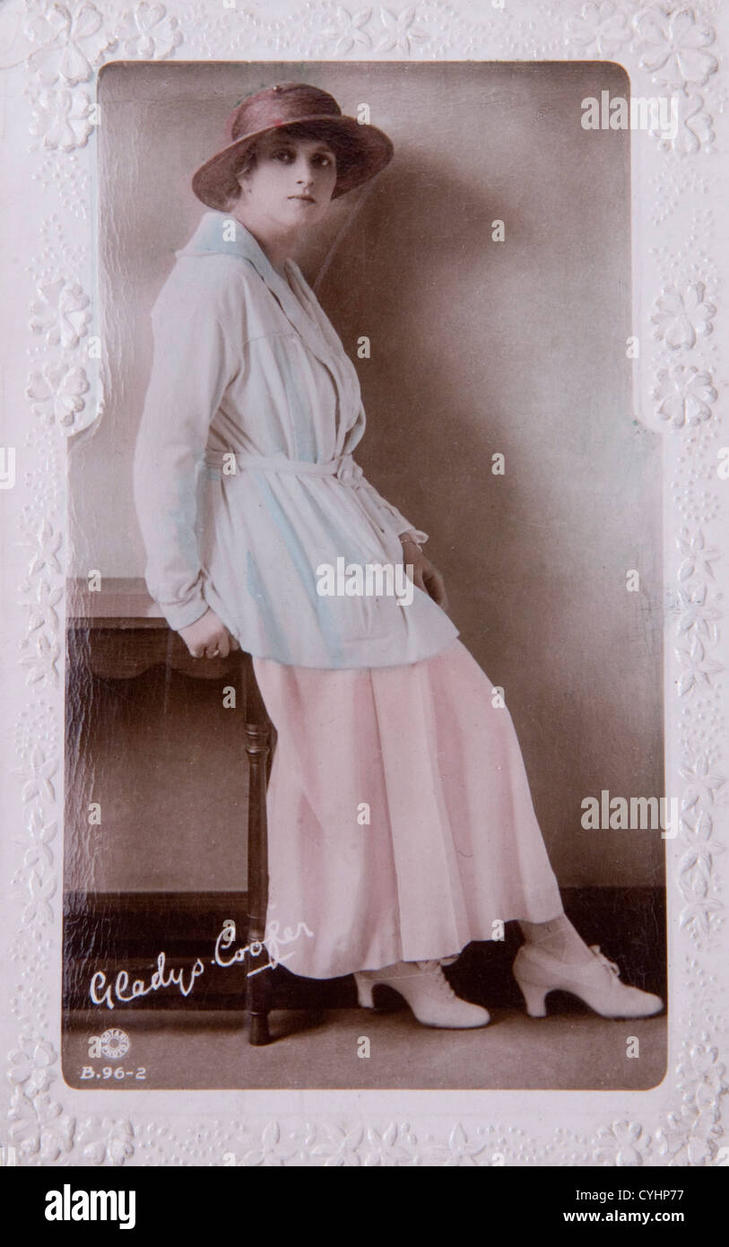 Gladys Cooper, Londres comédienne. Teinté main Edwardian carte postale envoyée en 1917. Banque D'Images