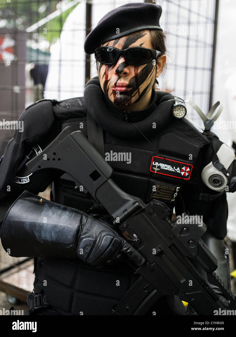 LUCCA, ITALIE-NOV04 : cosplay d'Umbrella Corporation de Resident Evil saga de jeux pose dans la rue de Lucca lors de l'édition 2012 de Lucca Comics Festival le quatrième,novembre 2011 à Lucca, Italie. Lucca Comics est l'un des plus grand événement pour les bandes dessinées et les dessins animés en Europe. Banque D'Images