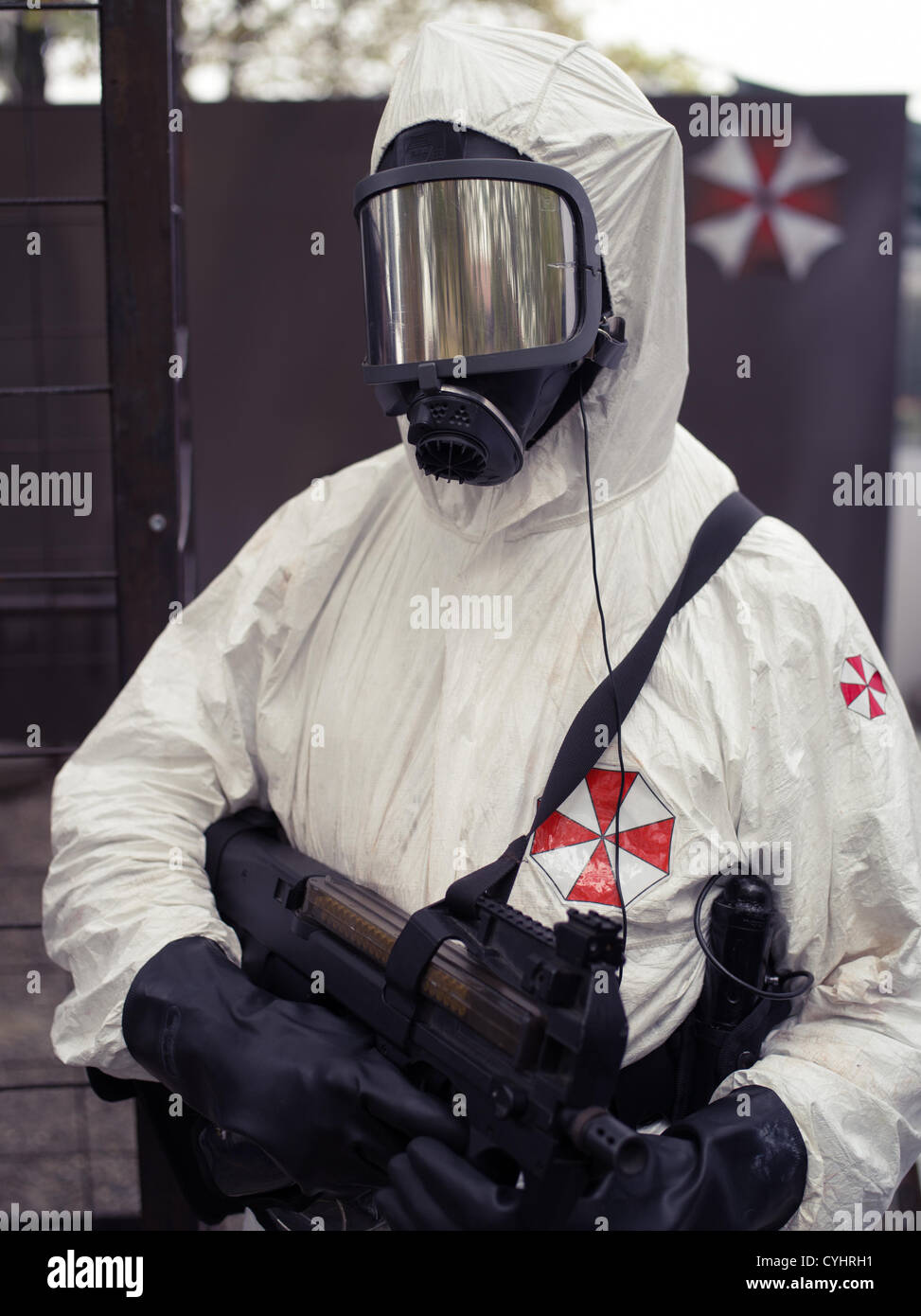 LUCCA, ITALIE-NOV04 : cosplay d'Umbrella Corporation de Resident Evil saga de jeux pose dans la rue de Lucca lors de l'édition 2012 de Lucca Comics Festival le quatrième,novembre 2011 à Lucca, Italie. Lucca Comics est l'un des plus grand événement pour les bandes dessinées et les dessins animés en Europe. Banque D'Images