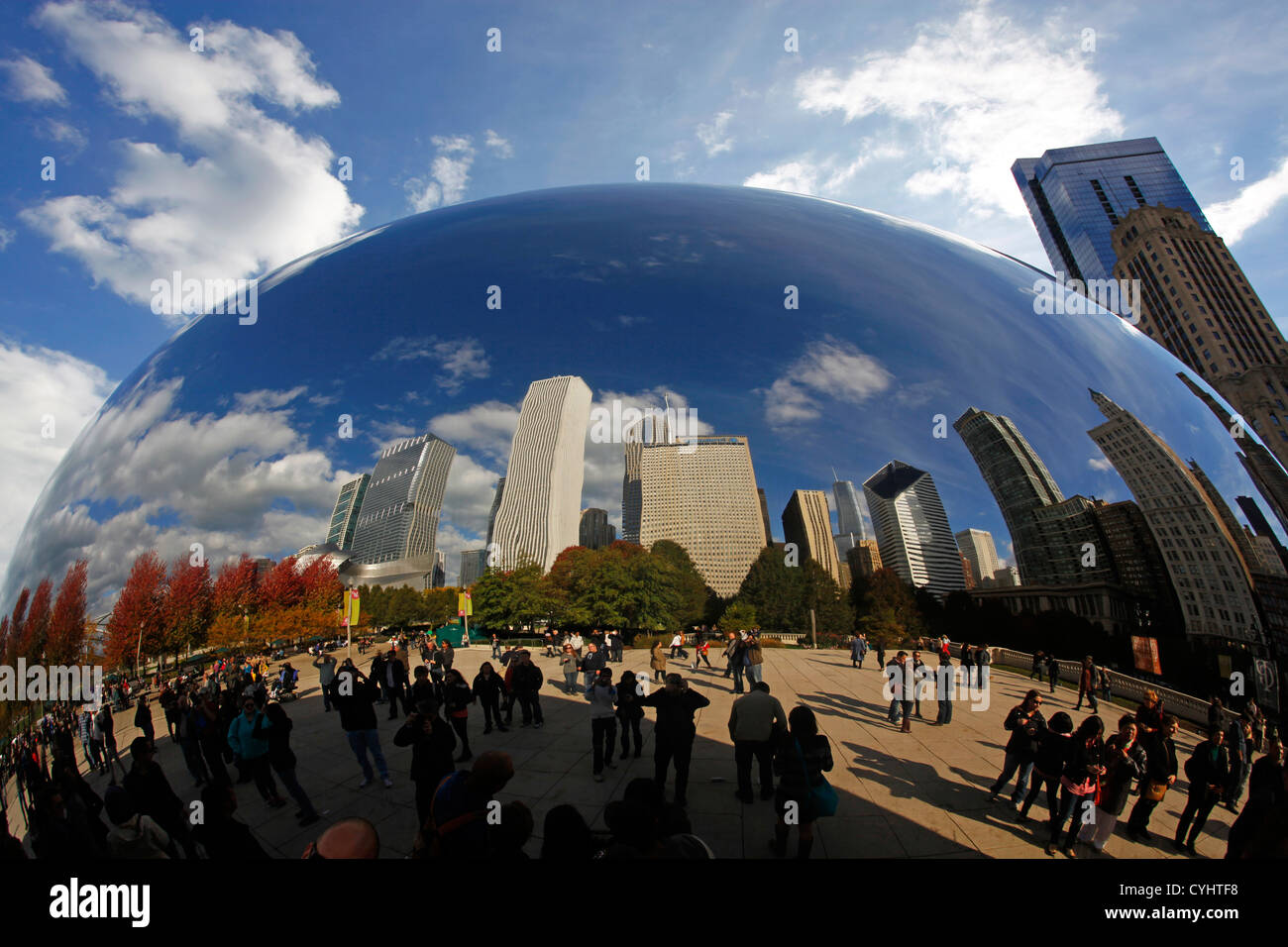 Ville reflet dans le Cloud Gate Sculpture (aka Coffee Bean) dans le Millennium Park, Chicago, Illinois, l'Amérique Banque D'Images