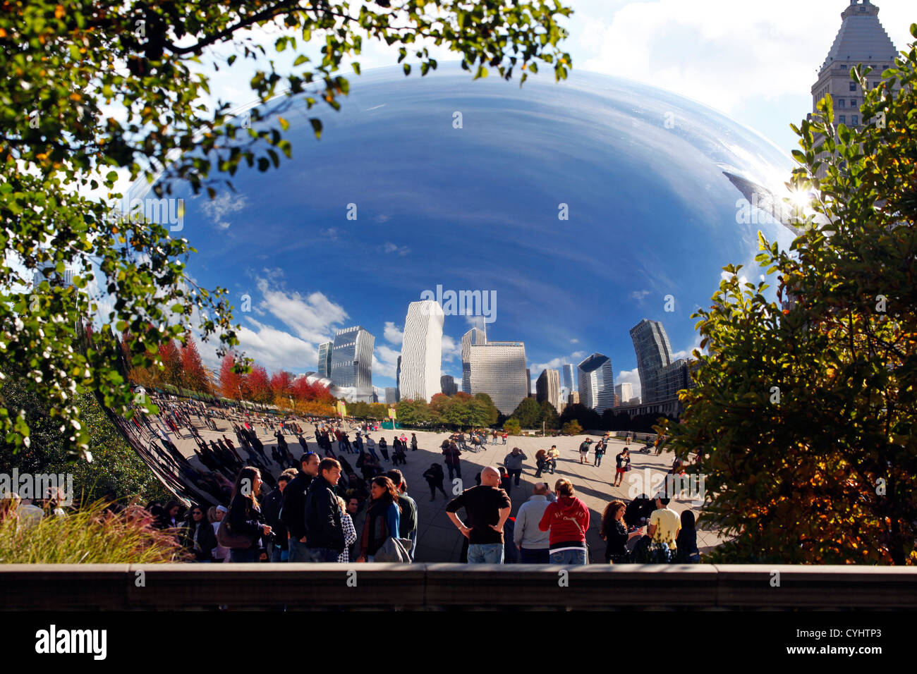 Ville reflet dans le Cloud Gate Sculpture (aka Coffee Bean) dans le Millennium Park, Chicago, Illinois, l'Amérique Banque D'Images