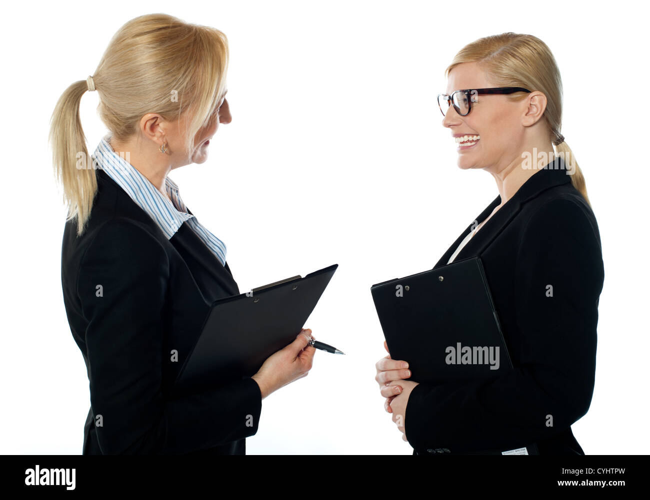 Womans entreprise rencontrer face à face, les deux documents holding Banque D'Images