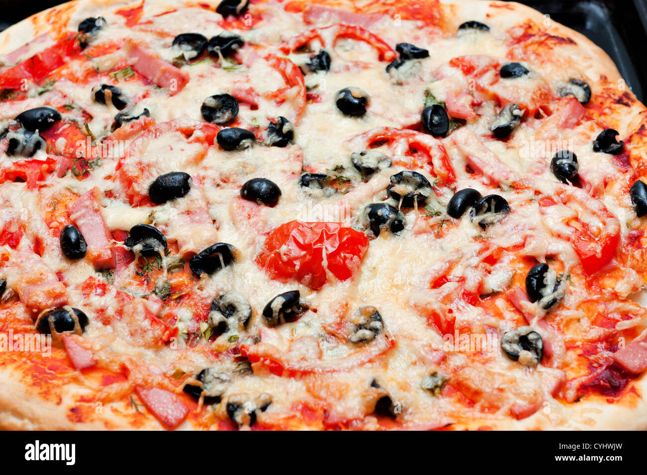 La pizza aux tomates, olives et fromage. Banque D'Images
