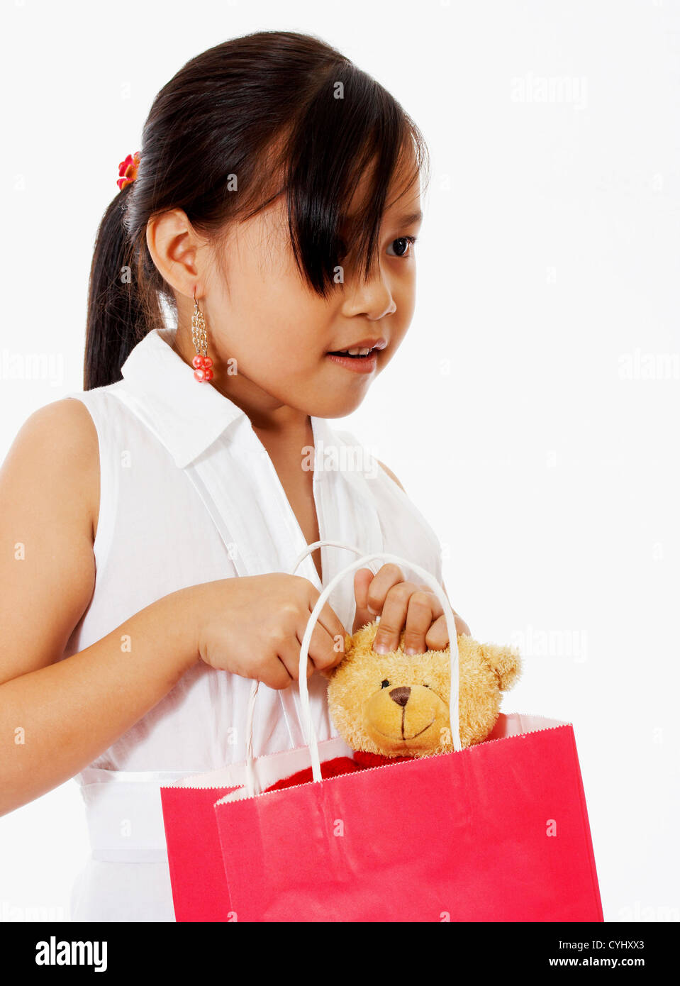 Fille de la réception d'un ours en peluche comme un cadeau d'anniversaire spécial Banque D'Images