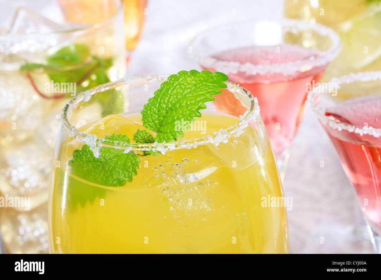 Margaritas jaune et rouge avec du sel Banque D'Images