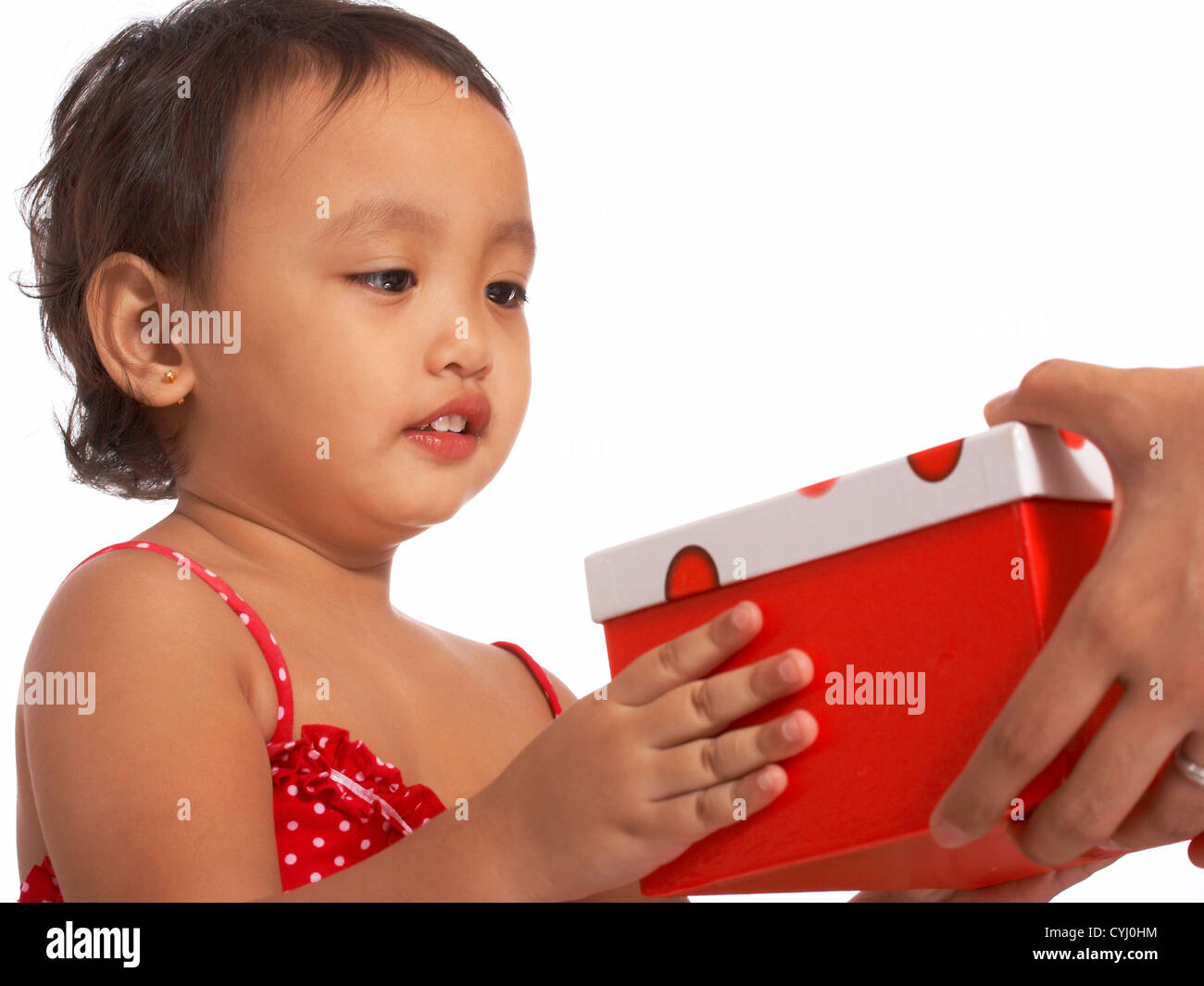 Fille d'anniversaire recevoir un cadeau dans une boîte rouge Banque D'Images