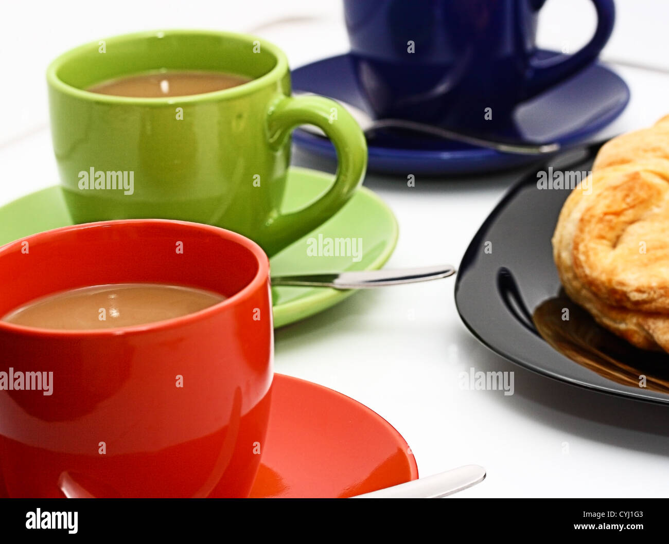 Croissants et café pour pause bien méritée dans le bureau Banque D'Images